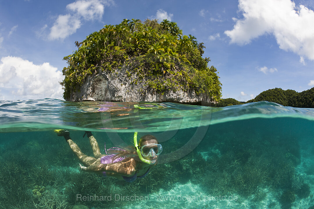 Touristin schnorchelt in Palau