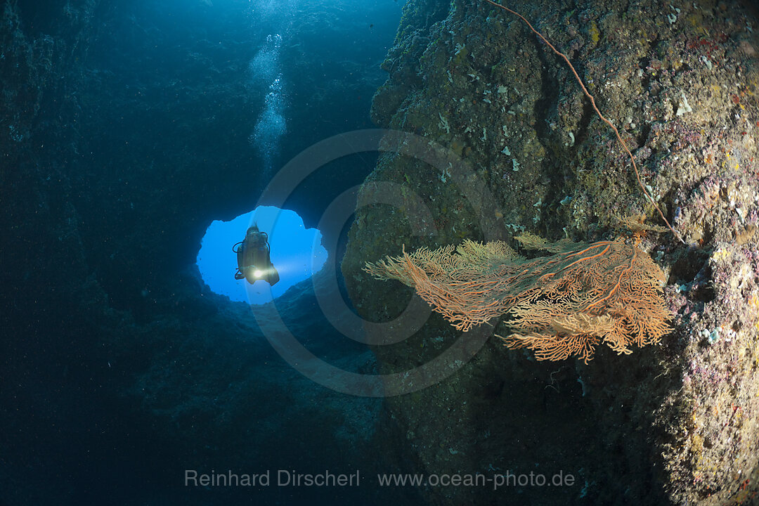 Taucher am oberen Eingang der Blue Hole Unterwasserhoehle