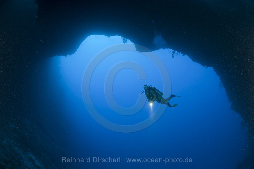 Taucher bei unterer Oeffnung der Blue Hole Unterwasserhoehle, Mikronesien, Palau