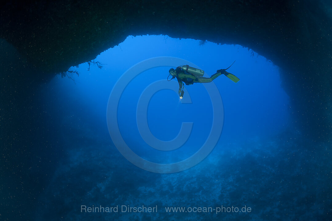 Taucher bei unterer Oeffnung der Blue Hole Unterwasserhoehle, Mikronesien, Palau