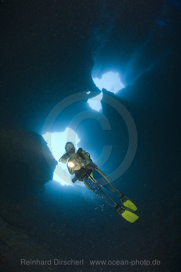 Taucher in Blue Hole Unterwasser-Hoehle, Mikronesien, Palau