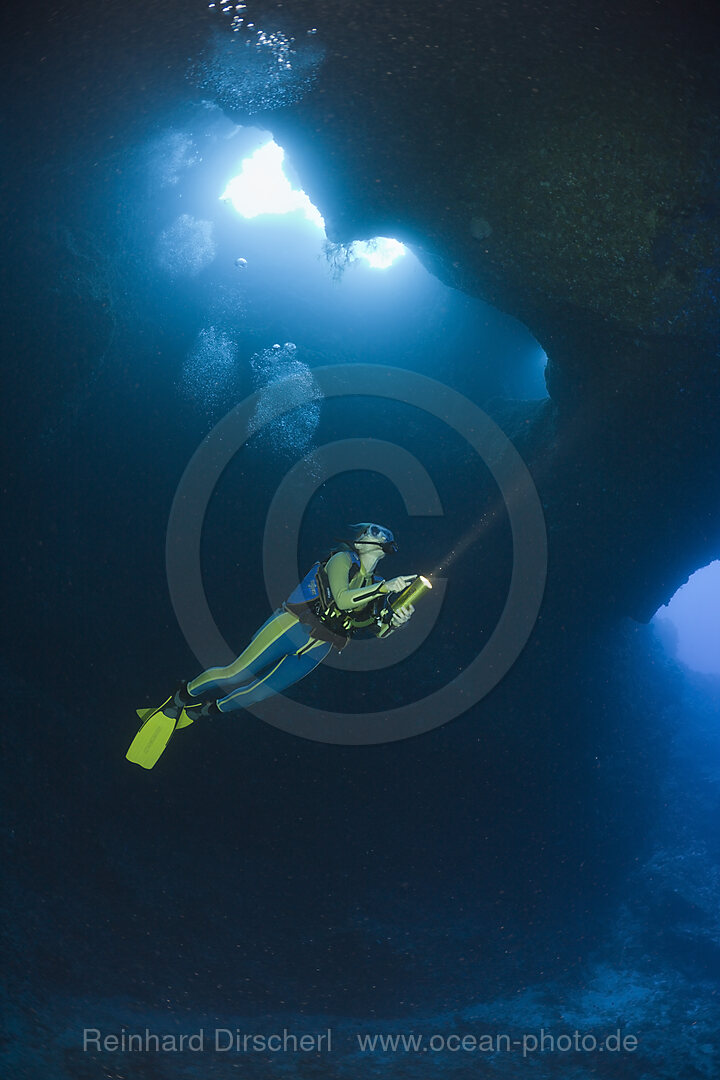 Taucher in Blue Hole Unterwasser-Hoehle, Mikronesien, Palau