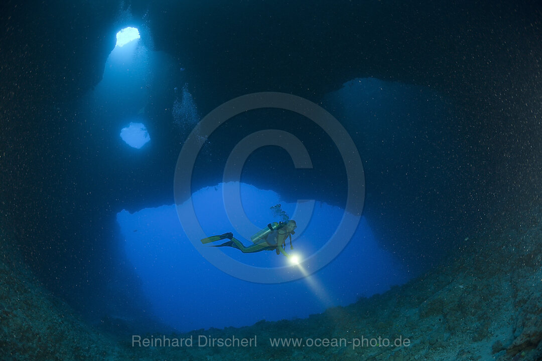 Taucher in Blue Hole Unterwasser-Hoehle, Mikronesien, Palau