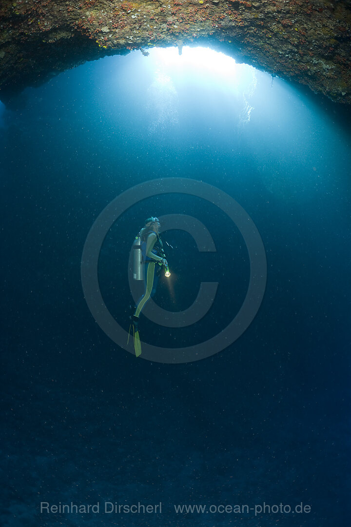 Taucher in Blue Hole Unterwasser-Hoehle, Mikronesien, Palau