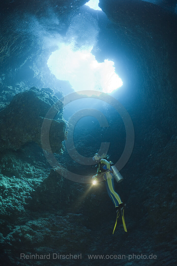 Taucher in Blue Hole Unterwasser-Hoehle, Mikronesien, Palau