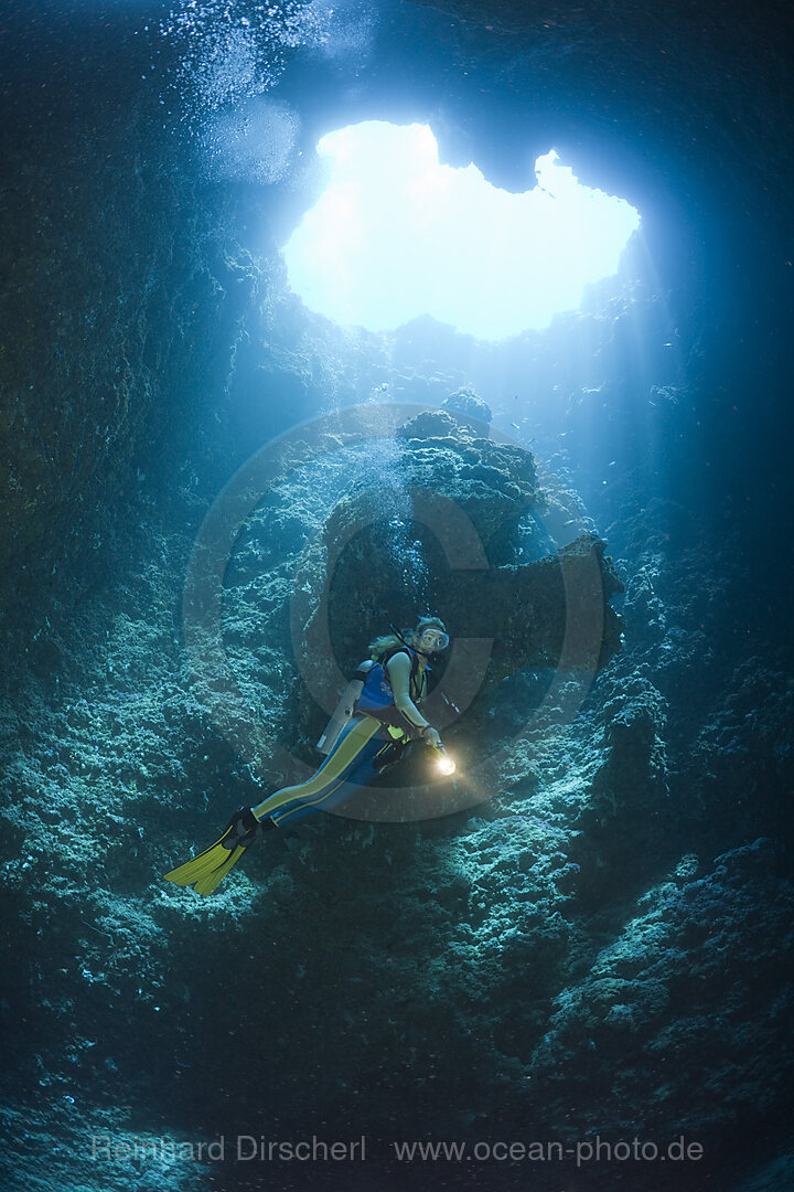 Taucher in Blue Hole Unterwasser-Hoehle, Mikronesien, Palau