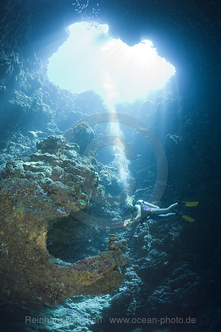 Taucher in Blue Hole Unterwasser-Hoehle