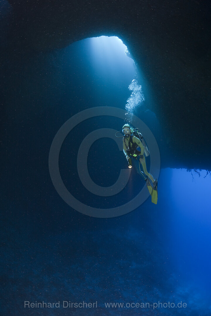 Taucher in Blue Hole Unterwasser-Hoehle, Mikronesien, Palau