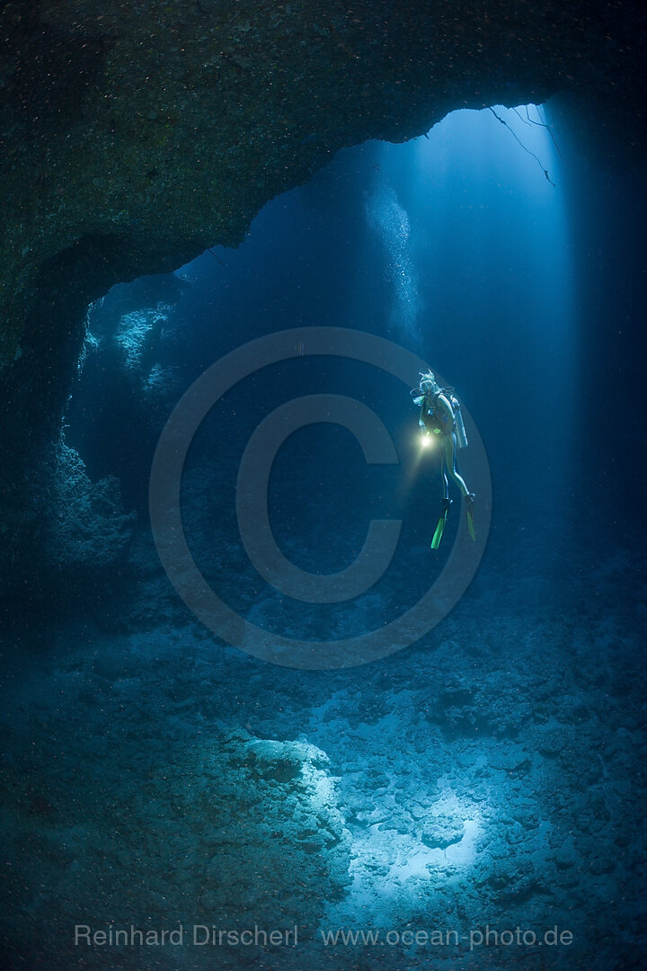 Taucher in Blue Hole Unterwasser-Hoehle, Mikronesien, Palau