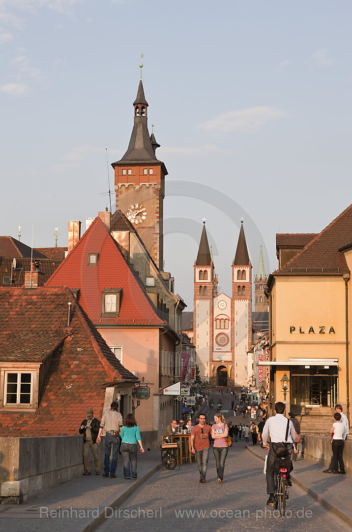 Alte Mainbruecke in Wuerzburg mit Kiliansdom und Rathaus, Wuerzburg, Unterfranken, Bayern, Deutschland