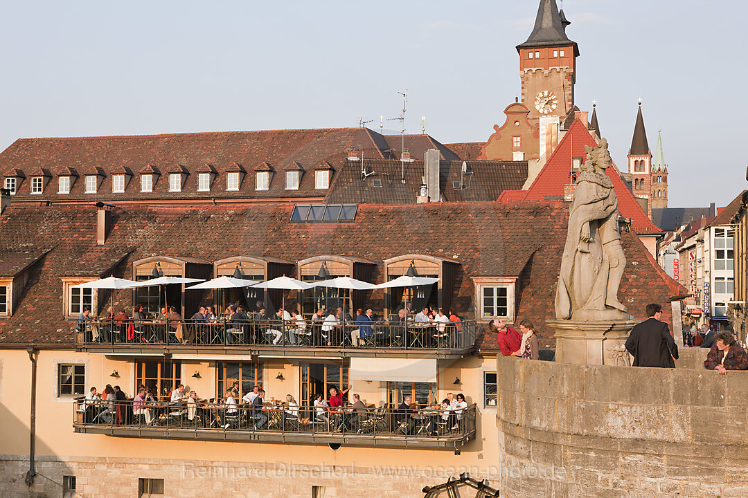 Alte Mainbruecke in Wuerzburg mit Kiliansdom und Rathaus