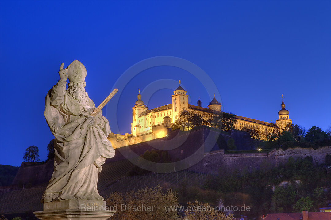 Heiligenfigur auf Alte Mainbruecke mit Blick auf Festung Marienberg