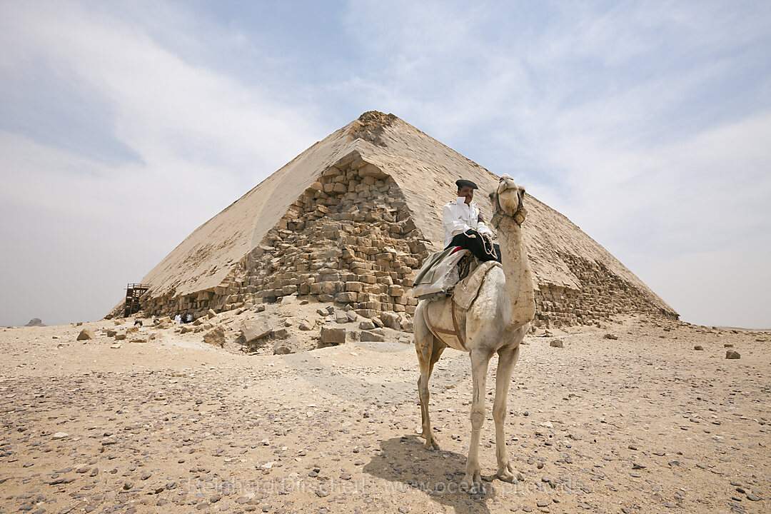 Polizist auf Kamel neben Knickpyramide des Pharao Snofru
