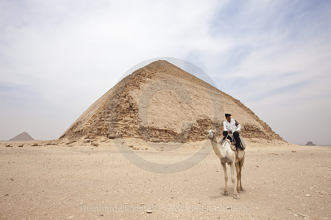 Polizist auf Kamel neben Knickpyramide des Pharao Snofru