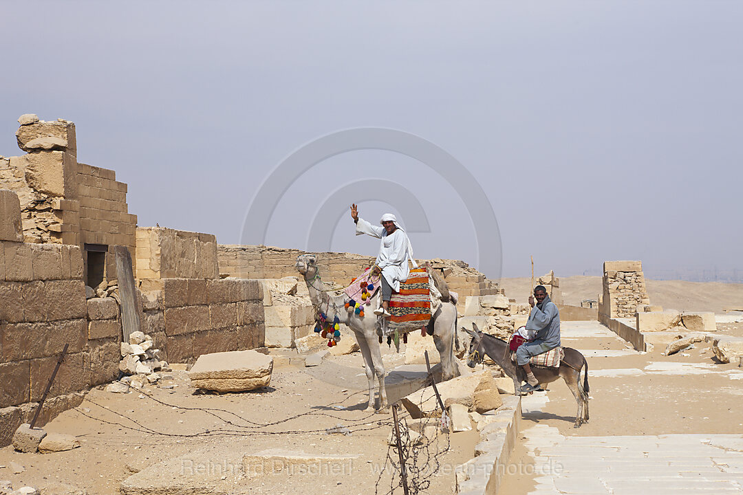 Aegypter vor einer Mastaba bei Stufenpyramide Sakkara des Pharao Djoser