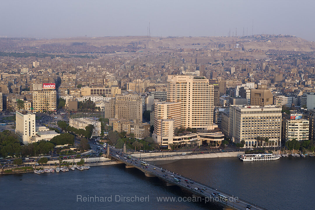 Blick von Kairo Tower Fernsehturm auf Kairo und Nil