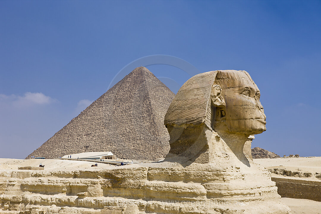 Grosse Sphinx von Gizeh vor der Cheops Pyramide