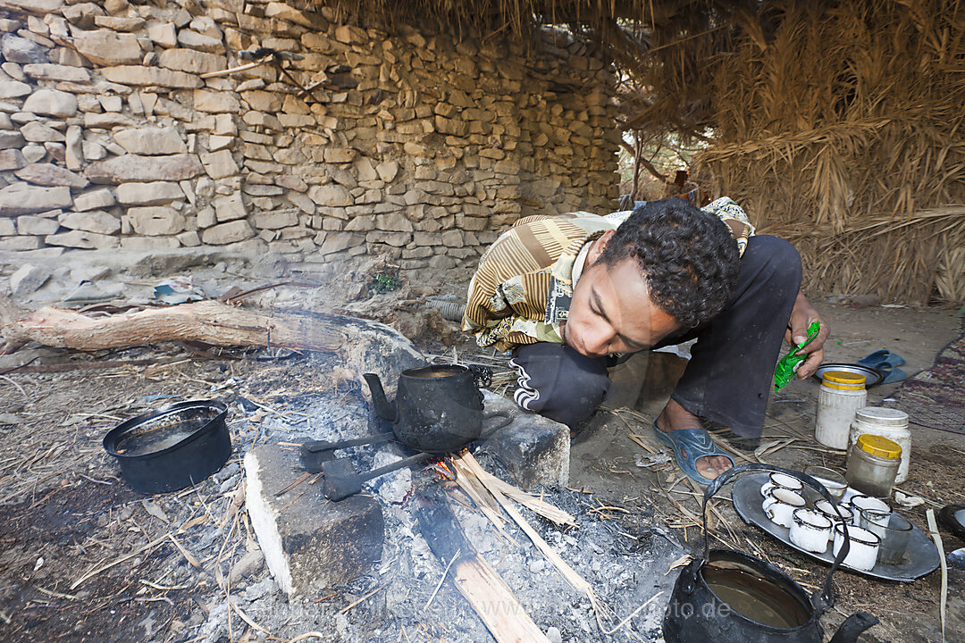 Beduine bereitet Tee zu, Oase Bahariya, Libysche Wueste, Aegypten