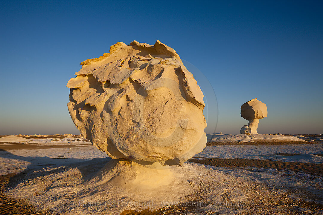 Figuren und Formationen aus Kalkstein in Nationalpark Weisse Wueste