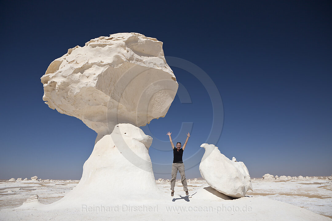 Touristin in Nationalpark Weisse Wueste