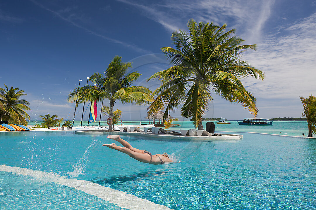 Touristin im Pool der Malediveninsel Kandooma