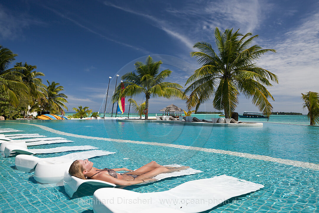 Touristin im Pool der Malediveninsel Kandooma