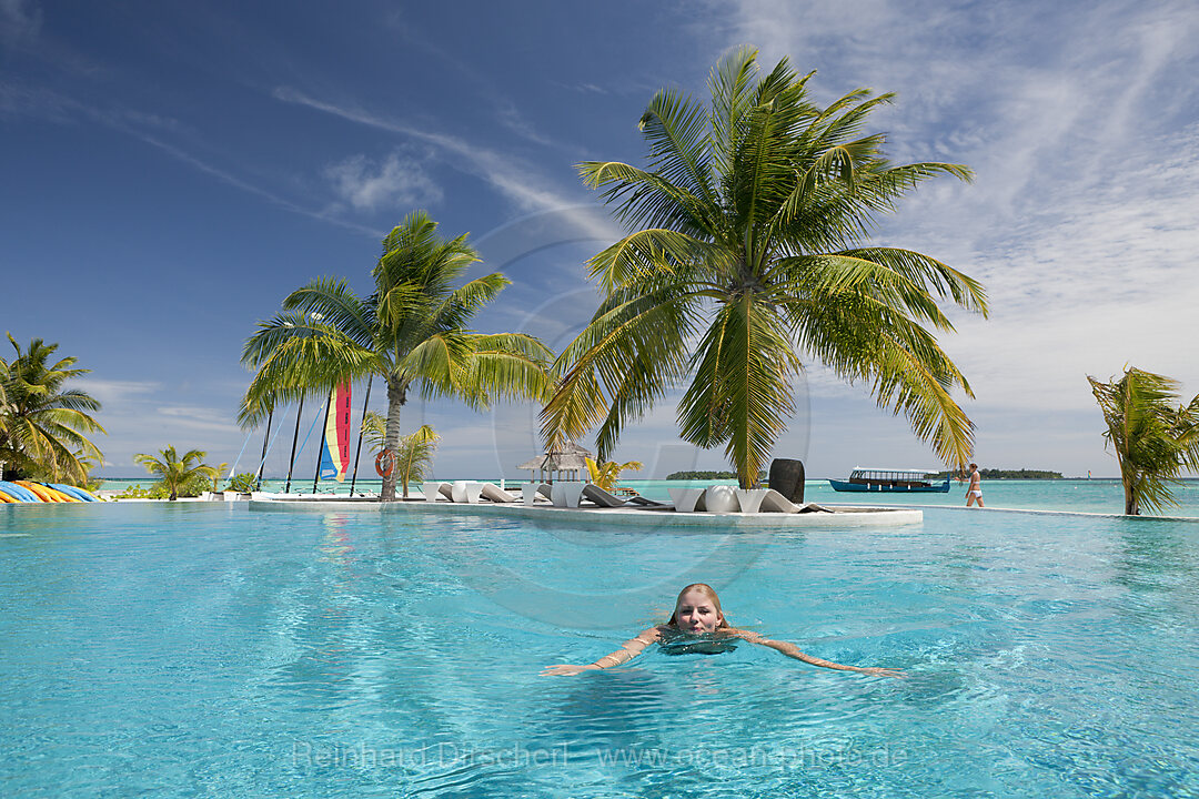 Touristin im Pool der Malediveninsel Kandooma