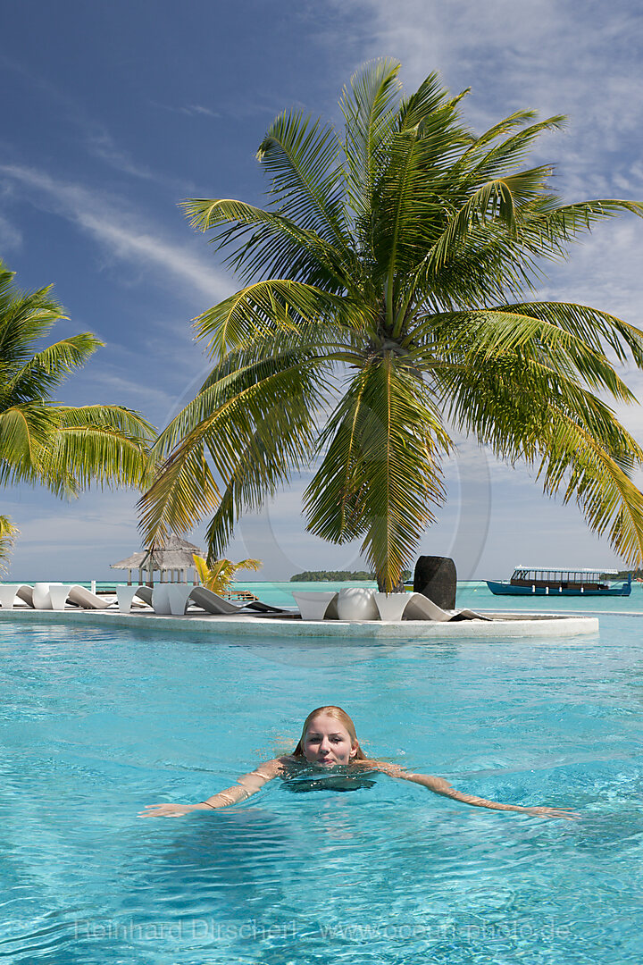 Touristin im Pool der Malediveninsel Kandooma