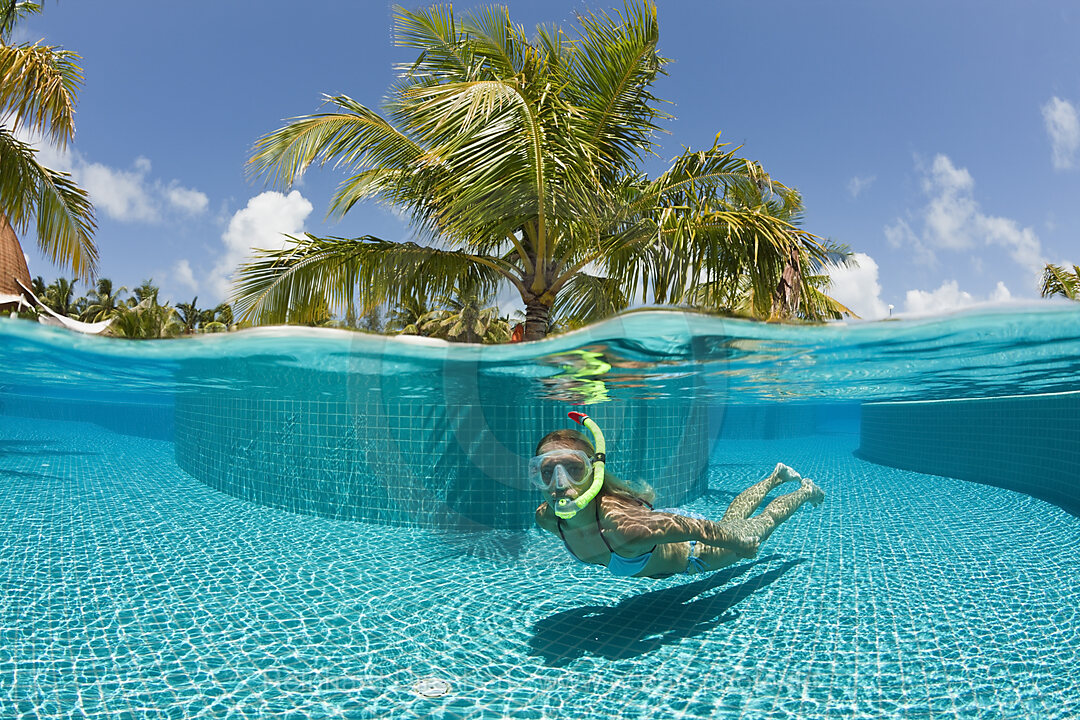 Frau im Pool, Sued Male Atoll, Malediven