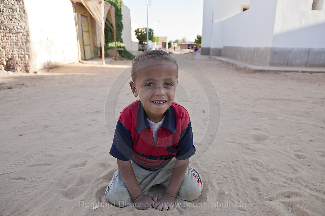 Kind in Dakhla Oase, Libysche Wueste, Aegypten