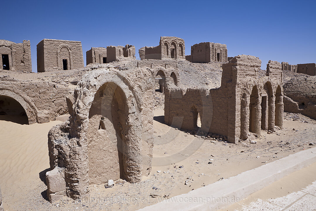 Nekropole von al-Bagawat mit Grabkapellen in Kargha Oase, Libysche Wueste, Aegypten