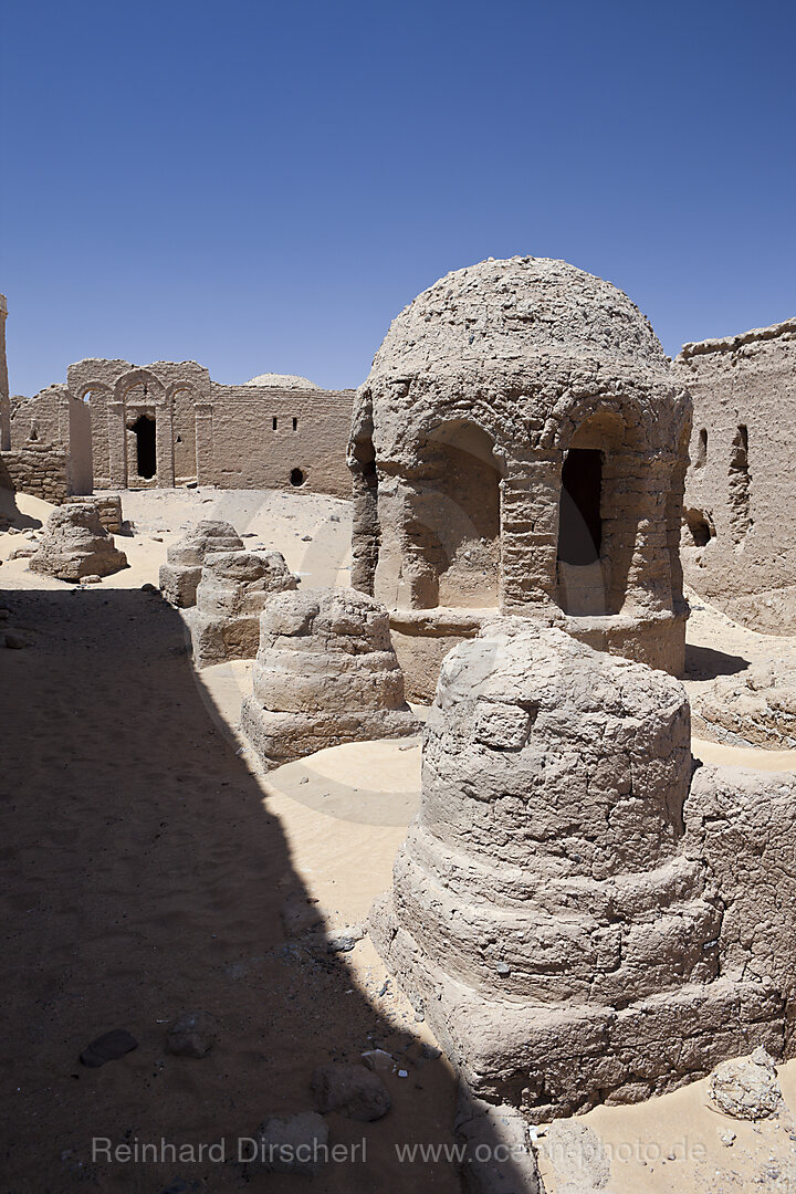 Nekropole von al-Bagawat mit Grabkapellen in Kargha Oase, Libysche Wueste, Aegypten