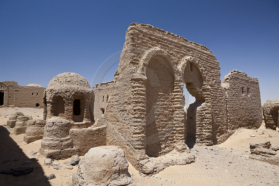 Nekropole von al-Bagawat mit Grabkapellen in Kargha Oase, Libysche Wueste, Aegypten