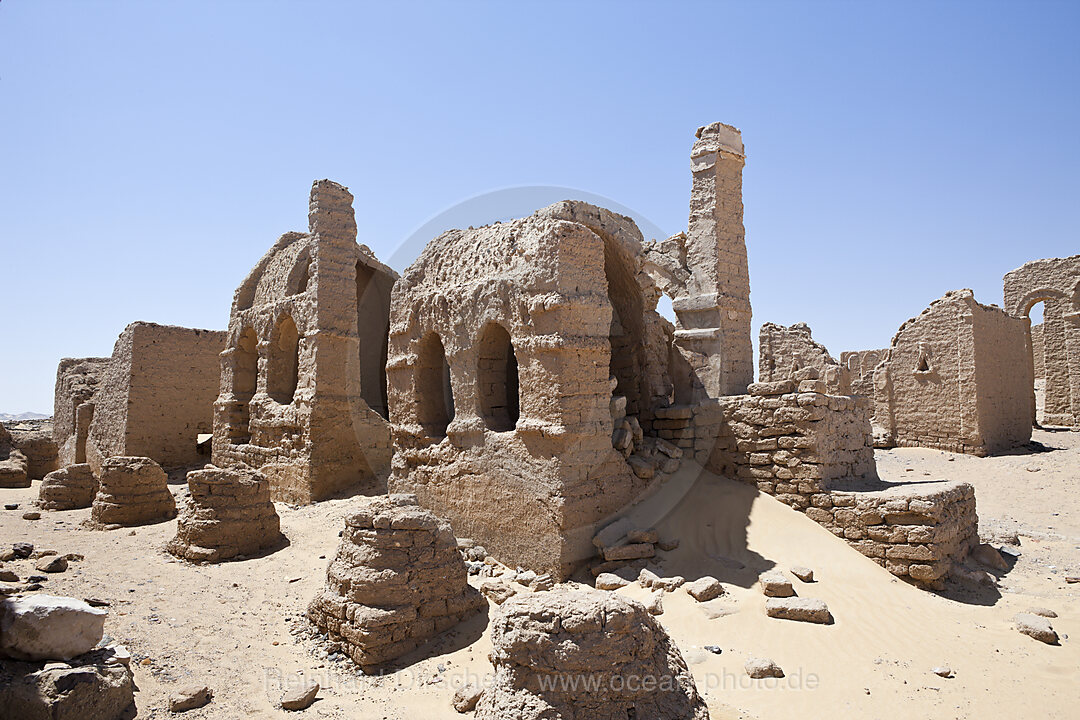 Nekropole von al-Bagawat mit Grabkapellen in Kargha Oase, Libysche Wueste, Aegypten