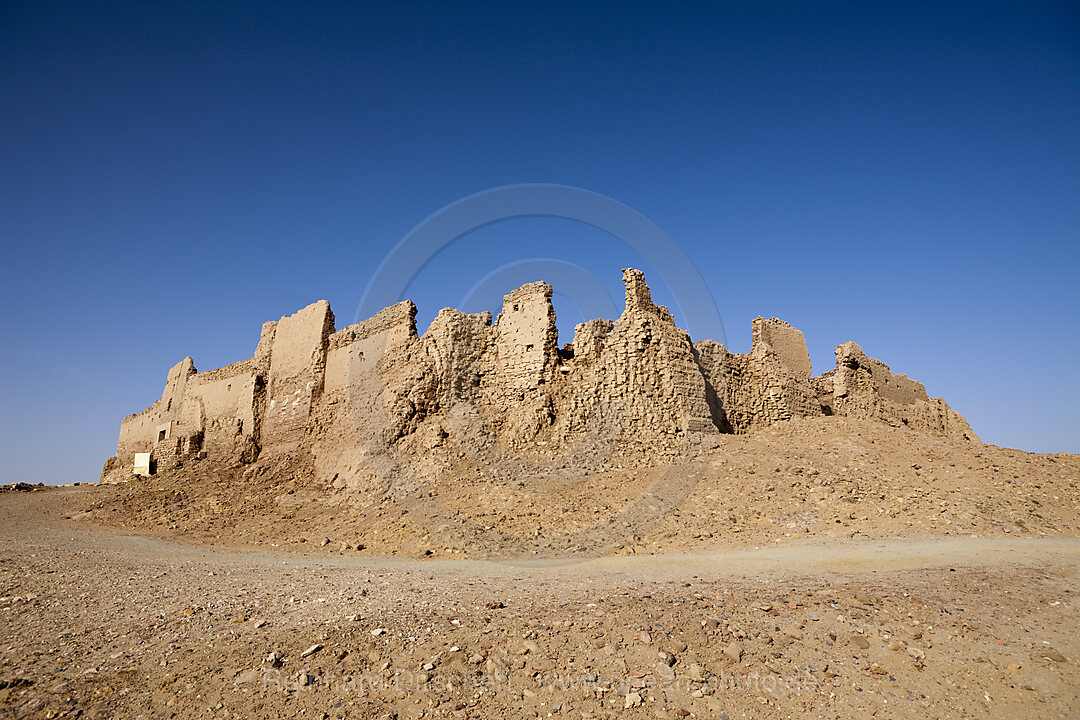 Ruinen von Tempel El-Ghweita in Kharga Oase, Libysche Wueste, Aegypten