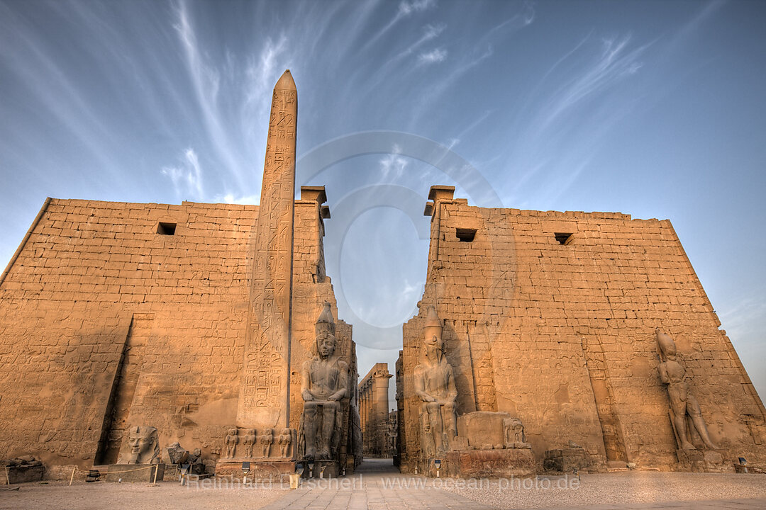 Eingang von Luxor-Tempel mit Ramses II Statuen und Obelisk, Luxor, Aegypten