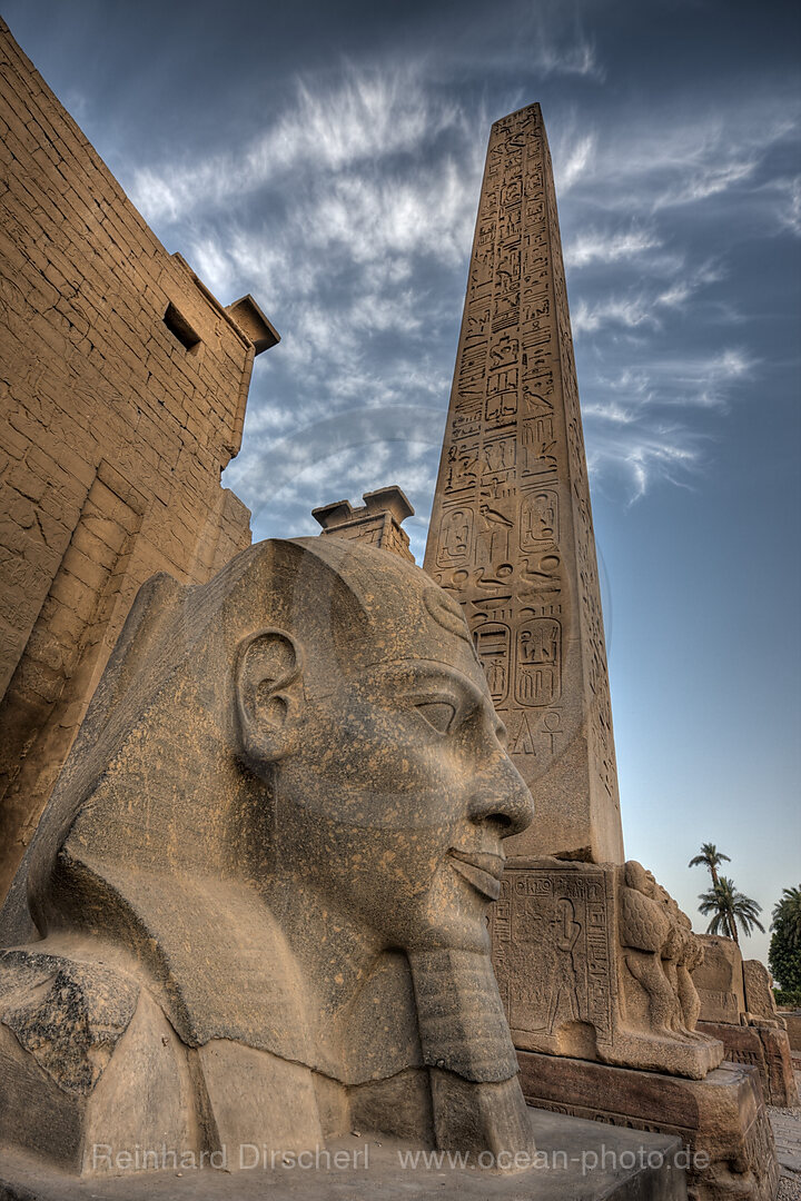 Kopf von Ramses II Statue vor Luxor-Tempel