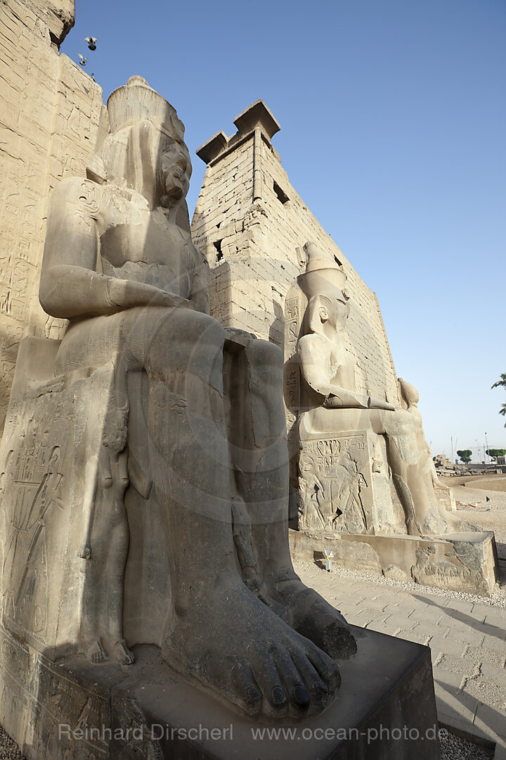 Sitzstatue des Ramses II. vor Luxor-Tempel