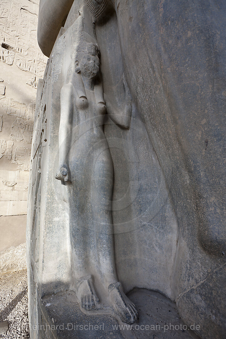 Sitzstatue des Ramses II. vor Luxor-Tempel