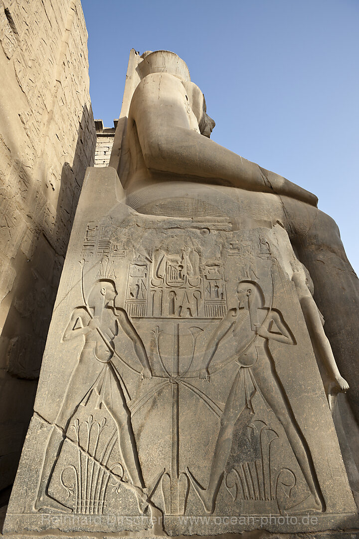 Sitzstatue des Ramses II. vor Luxor-Tempel