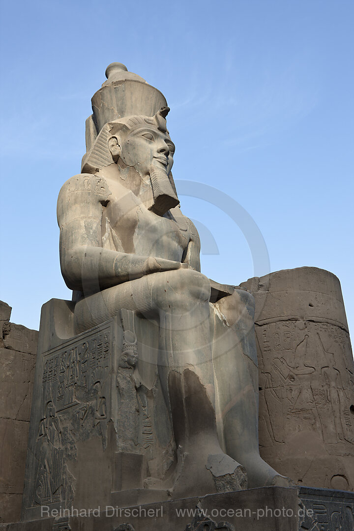 Sitzstatue des Ramses II. im Saeulenhof von Luxor-Tempel, Luxor, Aegypten