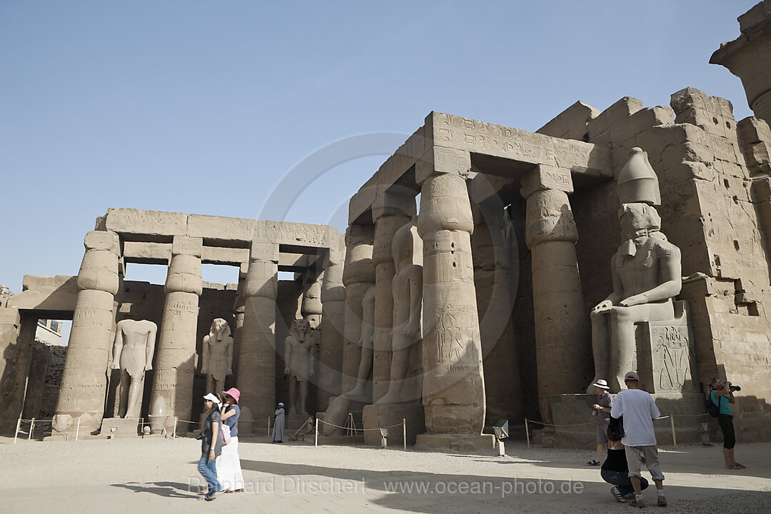 Sitzstatue des Ramses II. im Saeulenhof von Luxor-Tempel, Luxor, Aegypten