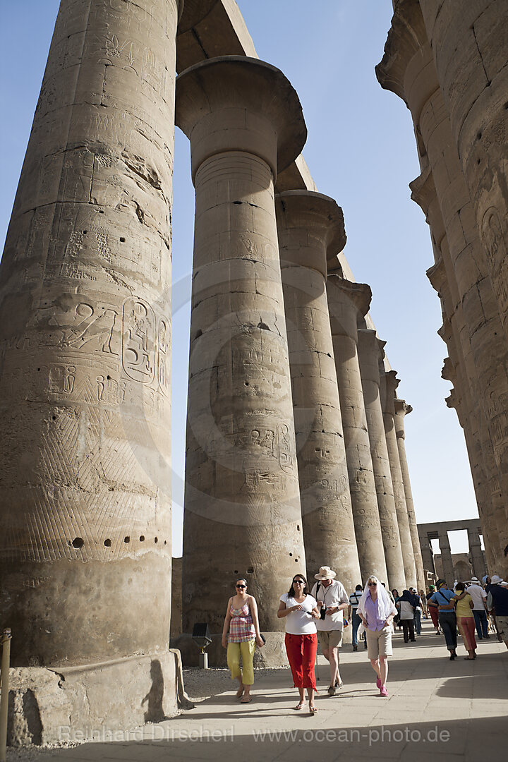 Touristen im Saeulenhof von Luxor-Tempel, Luxor, Aegypten