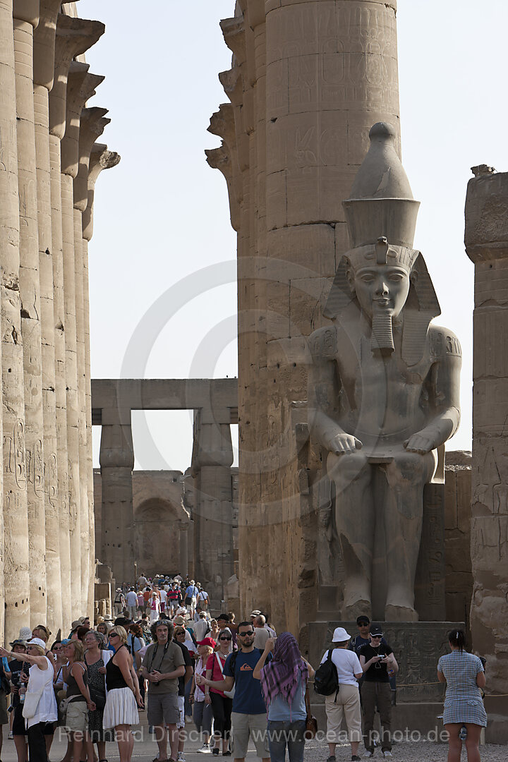 Touristen im Saeulenhof von Luxor-Tempel, Luxor, Aegypten