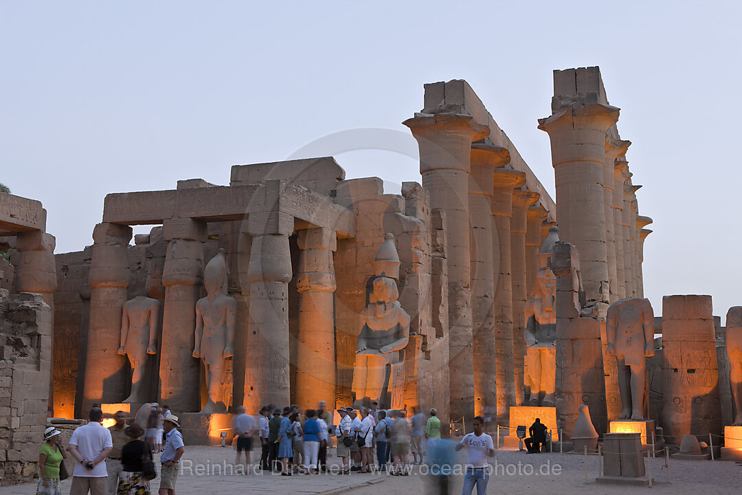 Touristen im Saeulenhof von Luxor-Tempel