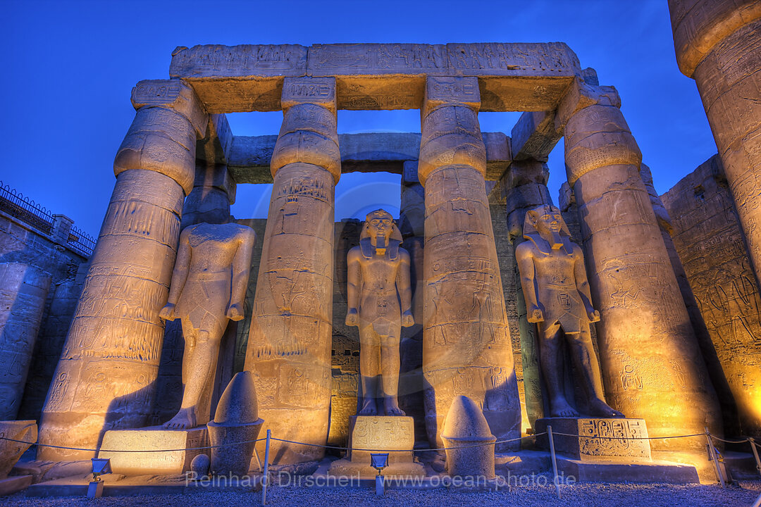 Beleuchteter Saeulenhof von Luxor-Tempel