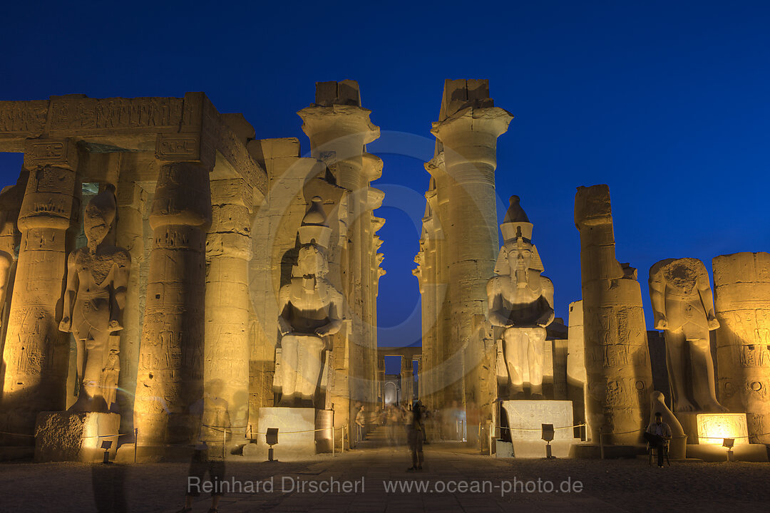 Beleuchteter Saeulenhof von Luxor-Tempel