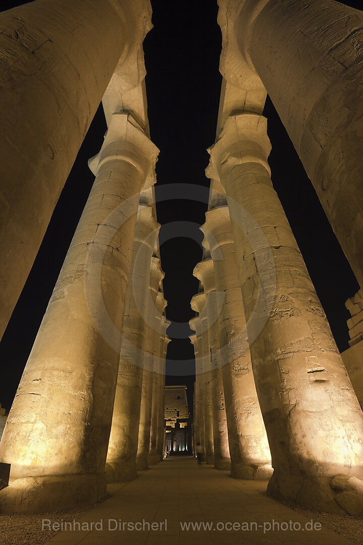 Beleuchteter Saeulenhof von Luxor-Tempel