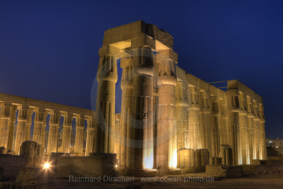 Beleuchteter Saeulenhof von Luxor-Tempel