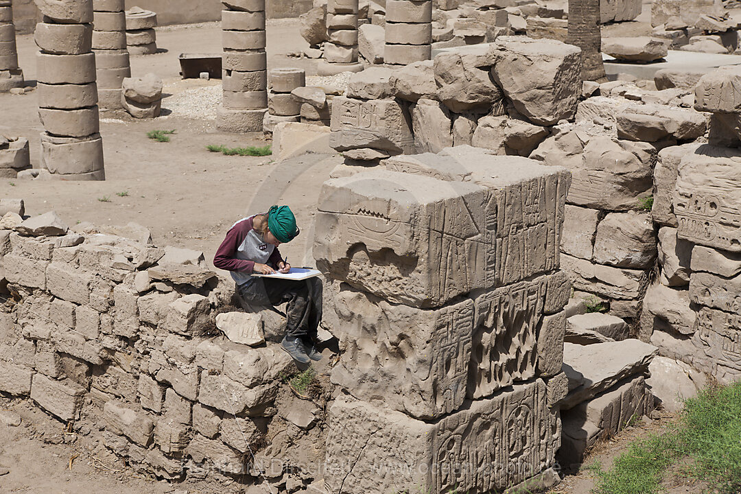 Archaeologin in Karnak Tempel